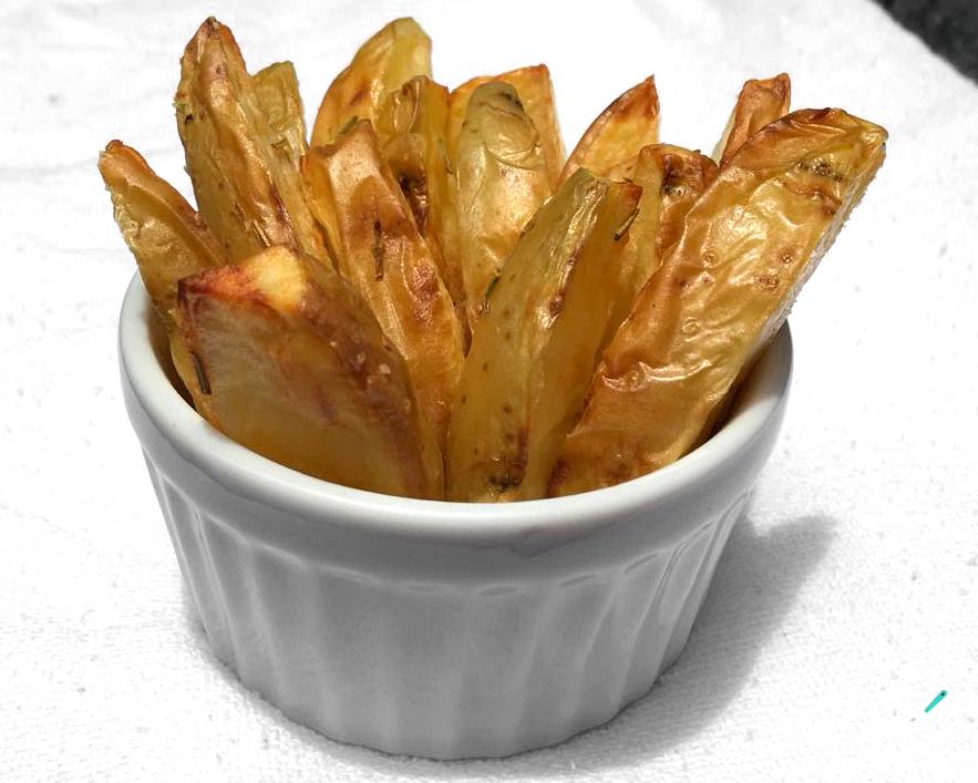 Batata rústica na airfryer: veja a receita fácil que fica igual a