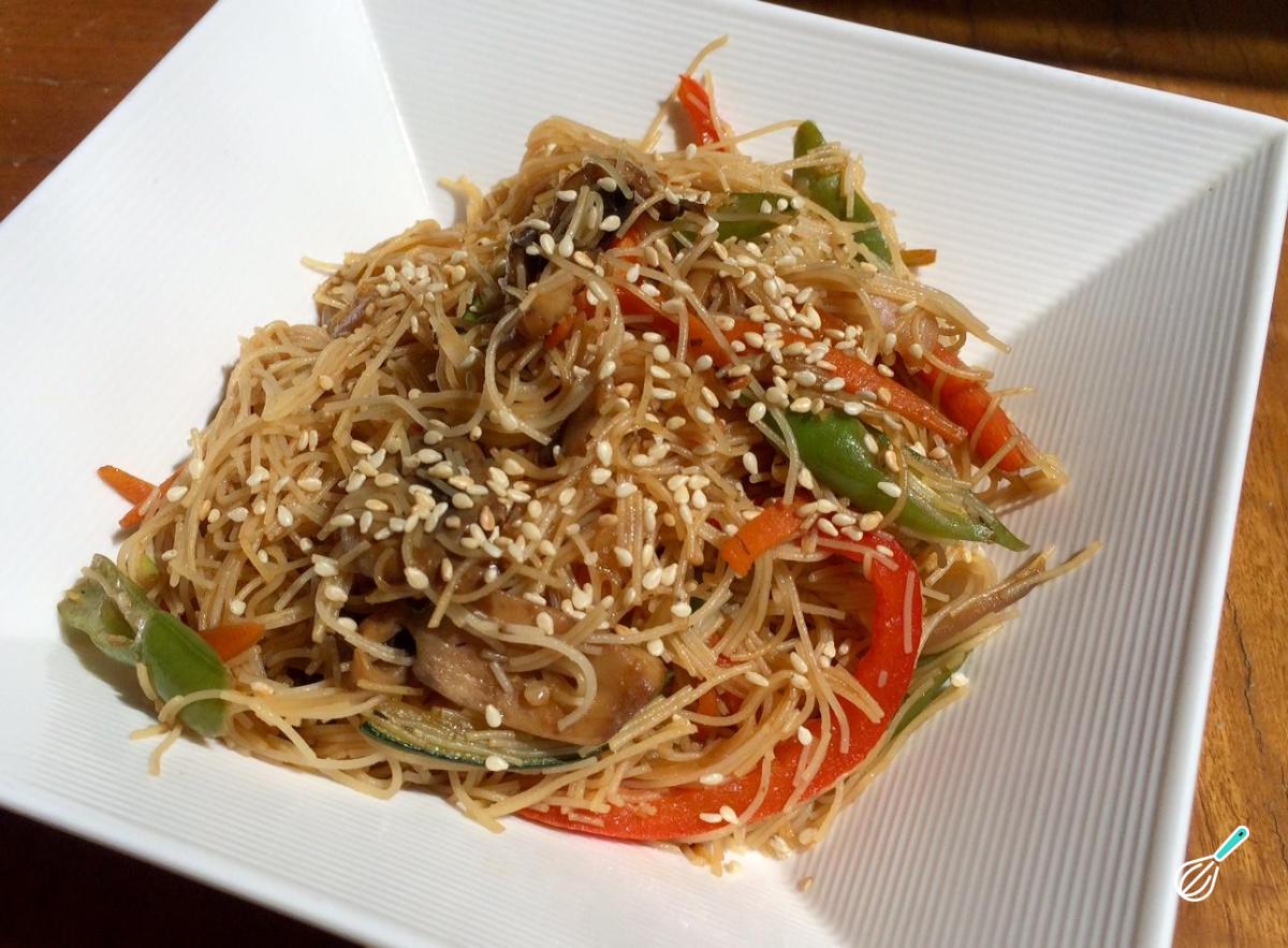 Receita de Macarrão de arroz com legumes e shoyu