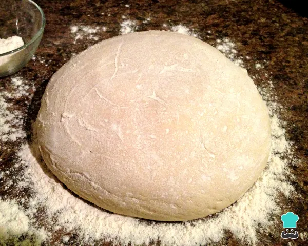 Abrindo a massa para o pastel assado