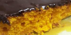 Bolo de cenoura de liquidificador fofinho com cobertura de chocolate