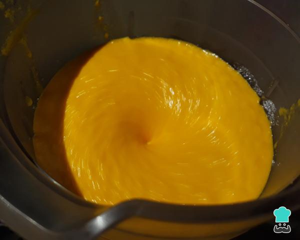 Receita de Bolo de cenoura de liquidificador fofinho com cobertura de chocolate - Passo 1