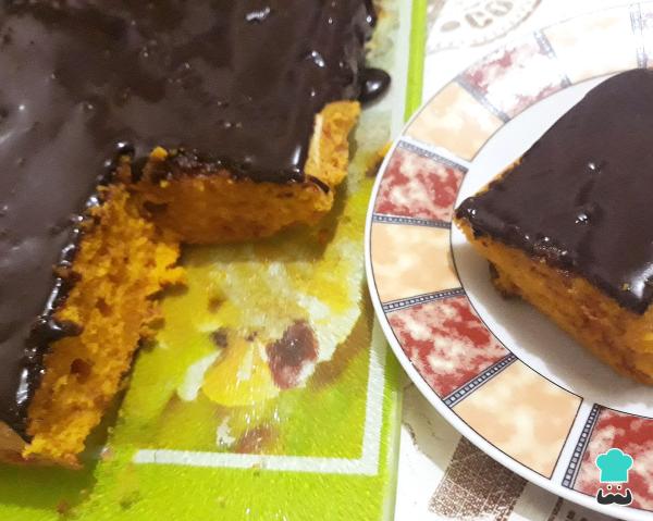 Receita de Bolo de cenoura de liquidificador fofinho com cobertura de chocolate - Passo 6