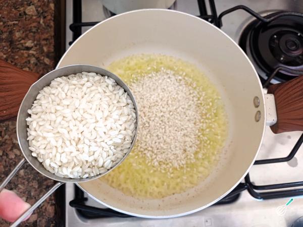 Refogando o arroz arb&oacute;rio