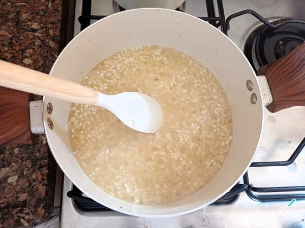 Adicionando caldo ao risoto