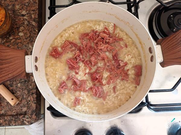 Adicionando a carne de sol