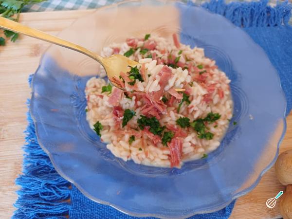 Prato finalizado de risoto de carne de sol
