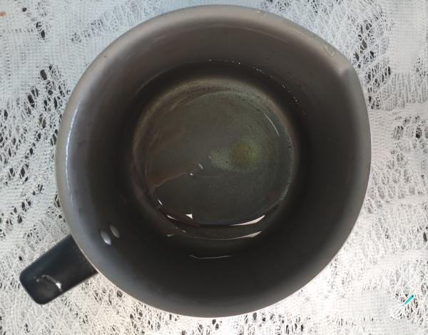 Mistura de água, sal e óleo fervendo