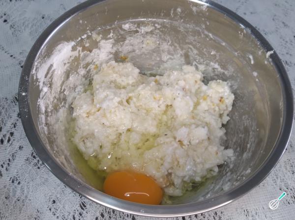 Massa de biscoito de polvilho sendo sovada