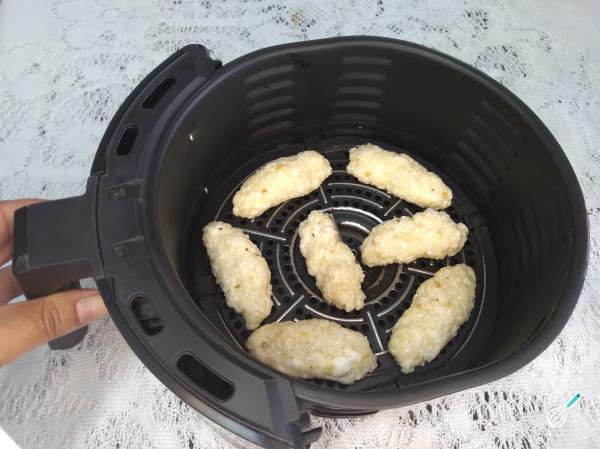Biscoitos de polvilho modelados na cesta da Air Fryer