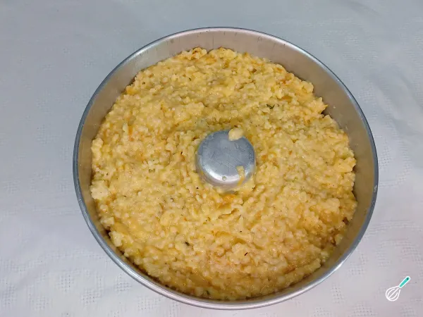 Assando o bolo salgado de tapioca