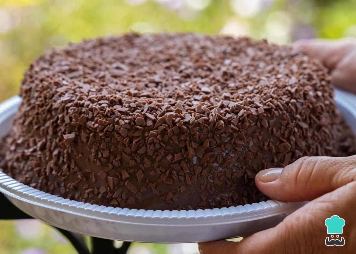 BOLO DE ANIVERSÁRIO CASEIRO DE CHOCOLATE BRIGADEIRO