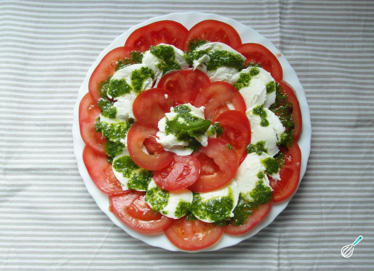 Receita de Salada caprese com molho pesto