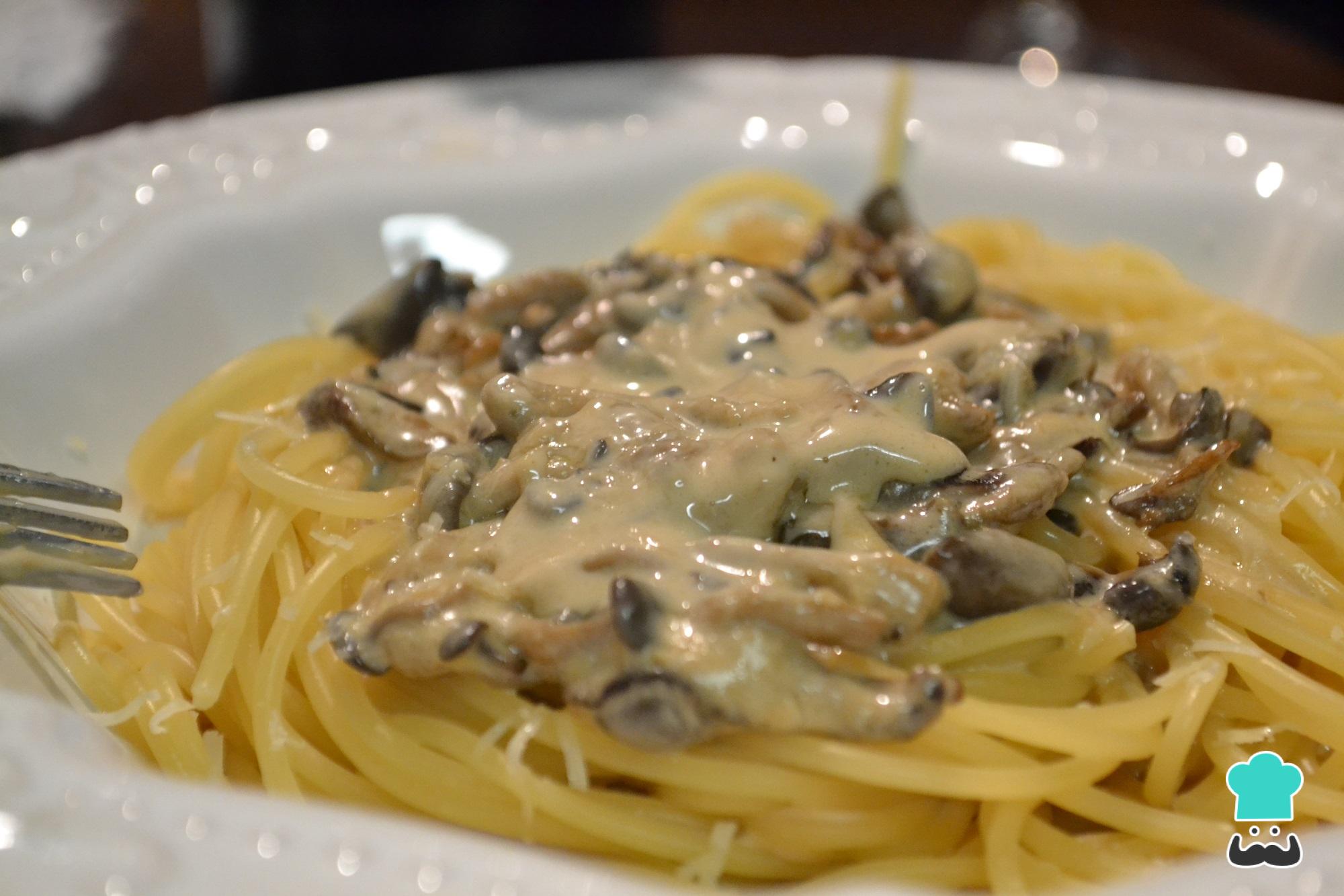 Penne ao molho cremoso de fígado e cogumelos com chips de jiló - Espaço  Gourmet