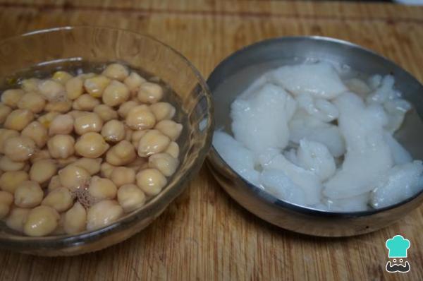 Receita de Salada de grão de bico com bacalhau - Passo 1