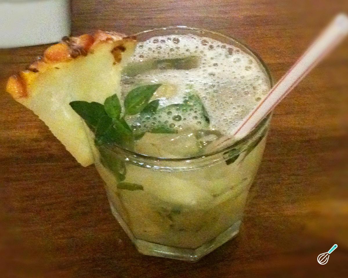 Coquetel de abacaxi com vodka