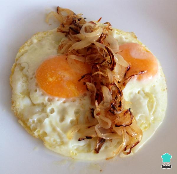 Receita de Ovos fritos com cebolas caramelizadas