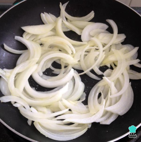 Receita de Ovos fritos com cebolas caramelizadas - Passo 3