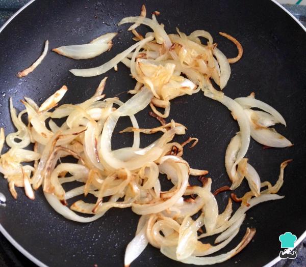 Receita de Ovos fritos com cebolas caramelizadas - Passo 4