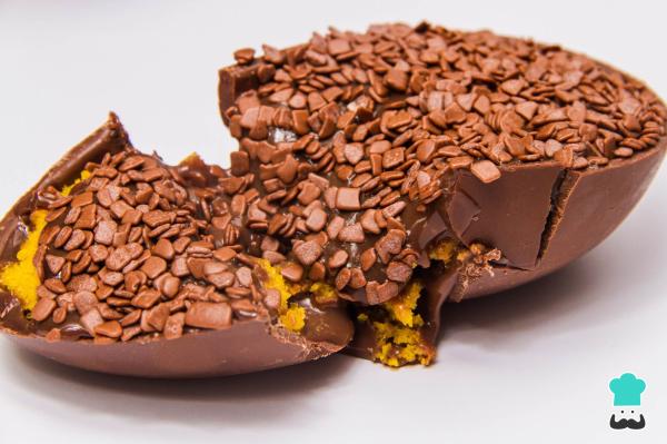 Receita de Ovo de Páscoa recheado com bolo de cenoura