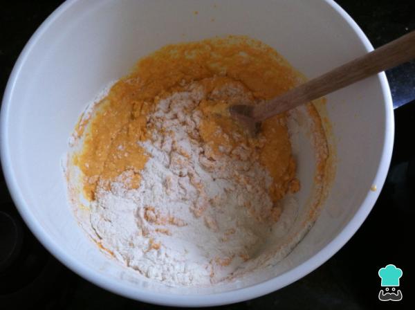 Receita de Ovo de Páscoa recheado com bolo de cenoura - Passo 2
