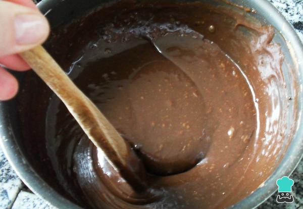 Receita de Ovo de Páscoa recheado com bolo de cenoura - Passo 3