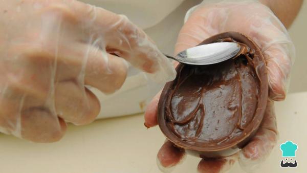 Receita de Ovo de Páscoa recheado com bolo de cenoura - Passo 4