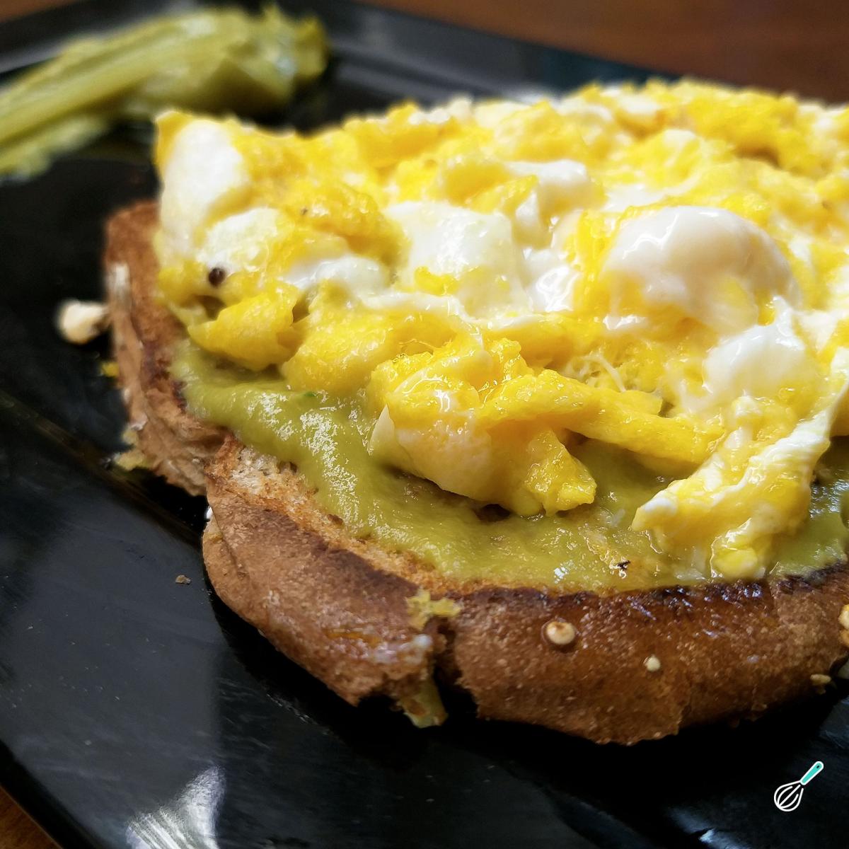 Receita de Torrada com abacate e ovo fit