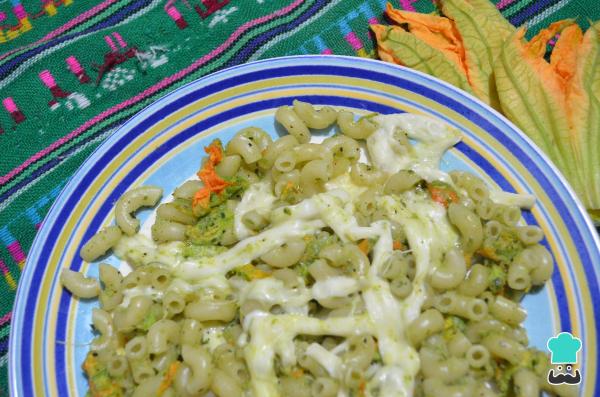 Receita de Macarrão com flor de abóbora