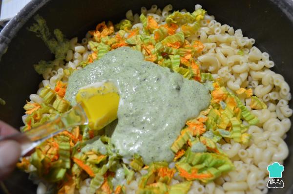 Receita de Macarrão com flor de abóbora - Passo 4