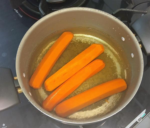 Fervendo salsichas para o patê