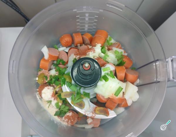 Misturando ingredientes no multiprocessador