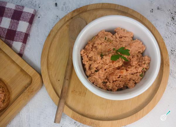 Patê de salsicha simples pronto para servir