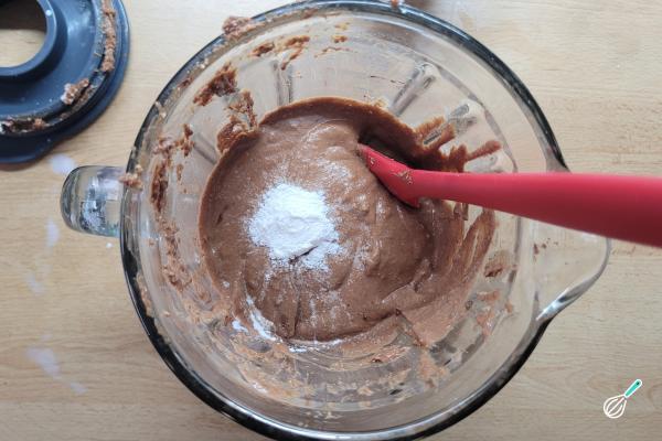 Receita de Bolo de chocolate fit de liquidificador - Passo 8