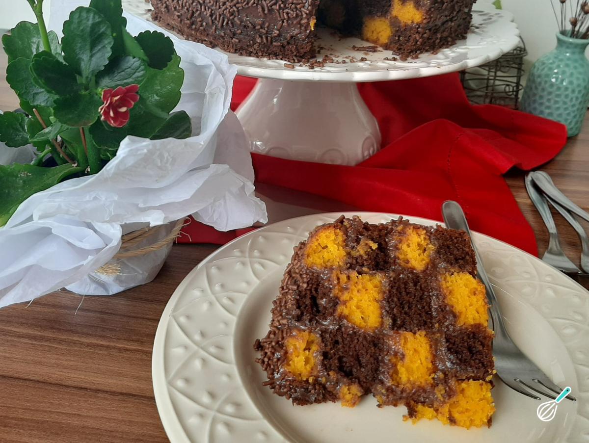 Receita de Bolo xadrez de cenoura e chocolate