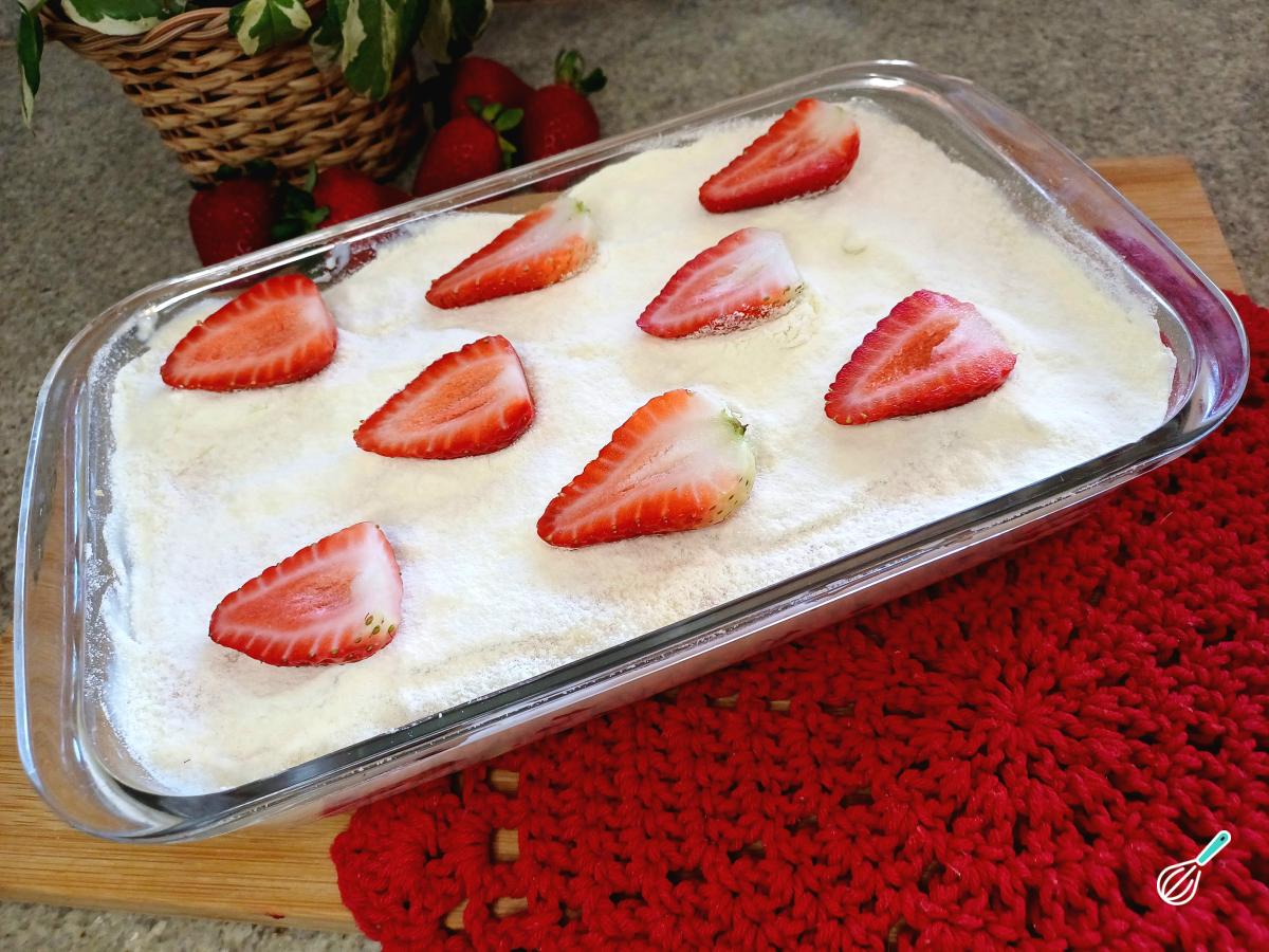 Receita de Pavê de morango com biscoito champanhe