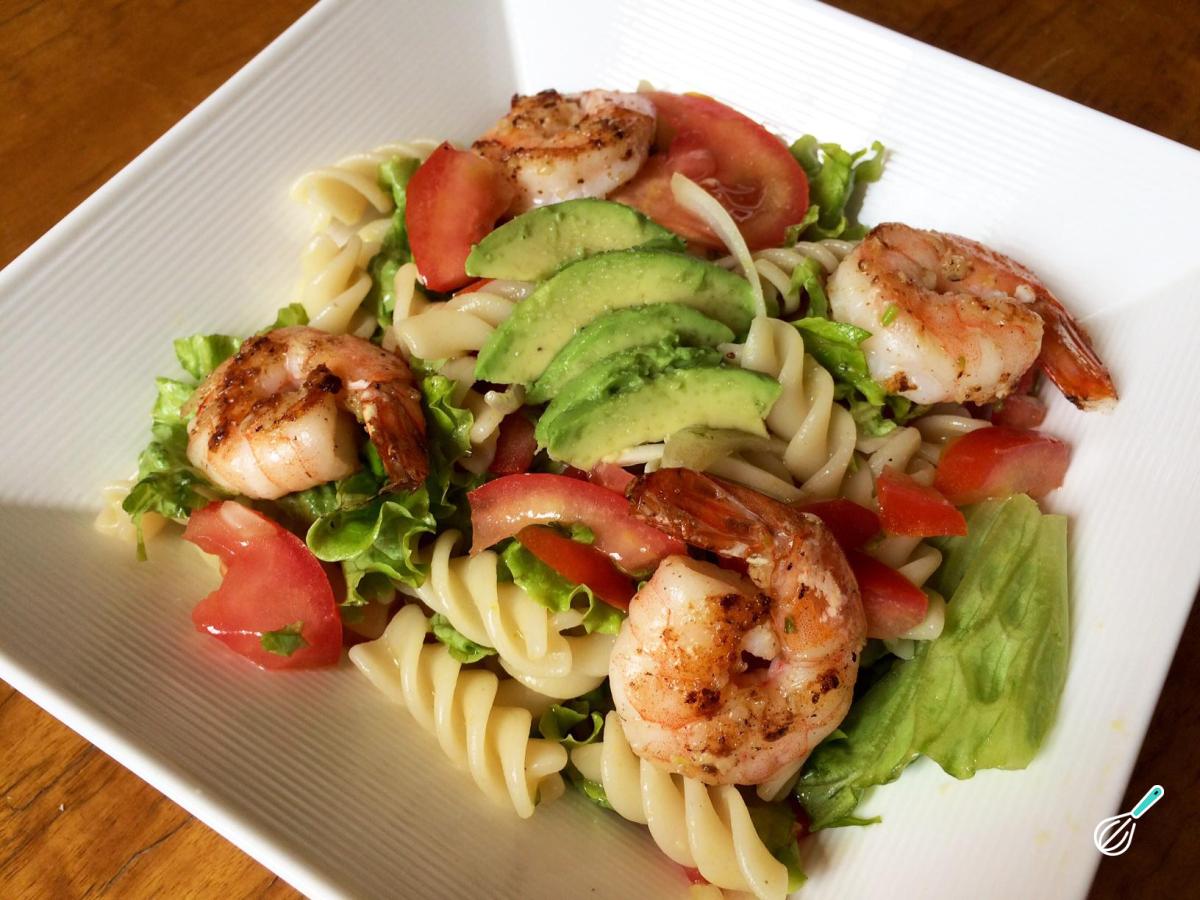 Receita de Salada de macarrão parafuso com camarão