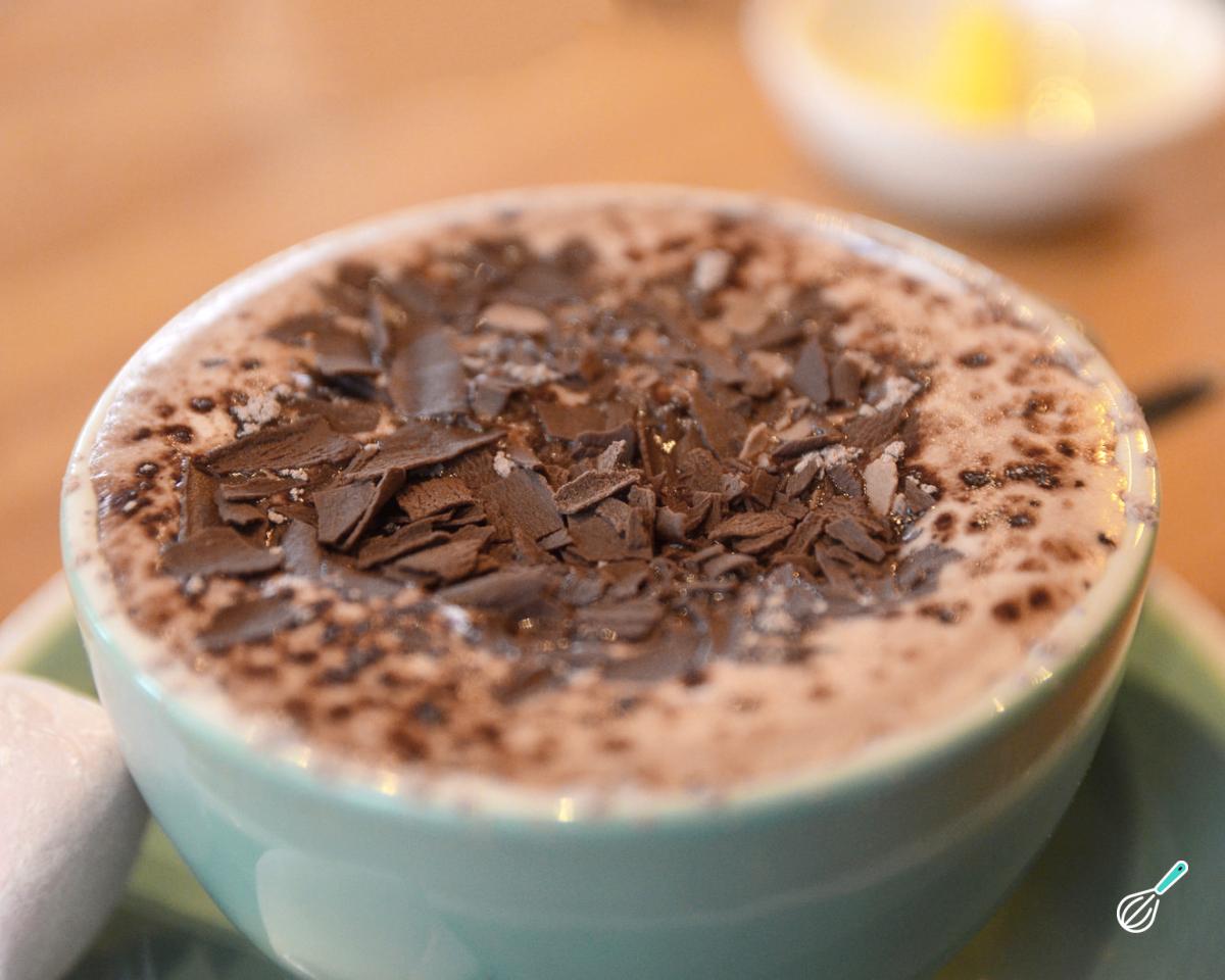 Chocolate quente cremoso com creme de leite e leite condensado