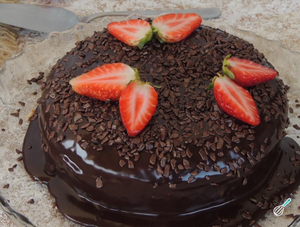 Receita de Bolo vulcão de chocolate com morango