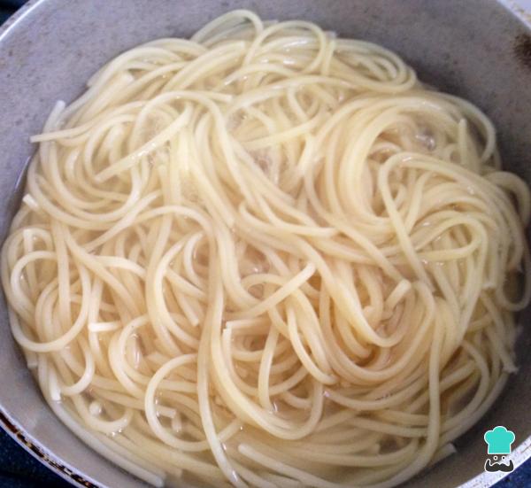 Receita de Espaguete à carbonara sem creme - Passo 2