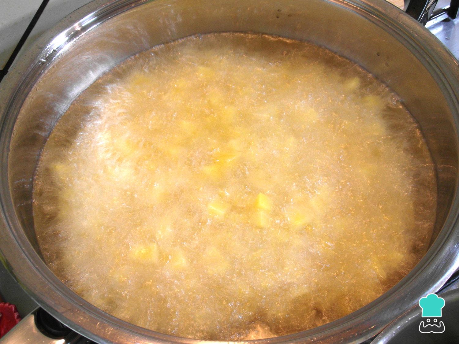 Bacalhau desfiado com batata e molho de tomate