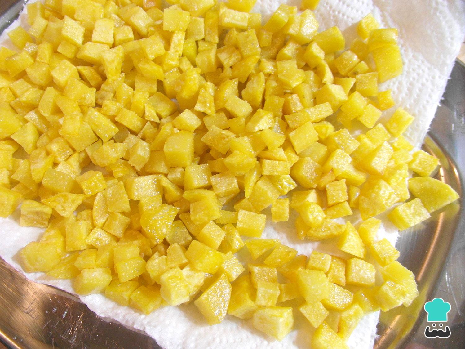 Bacalhau desfiado com batata e molho de tomate