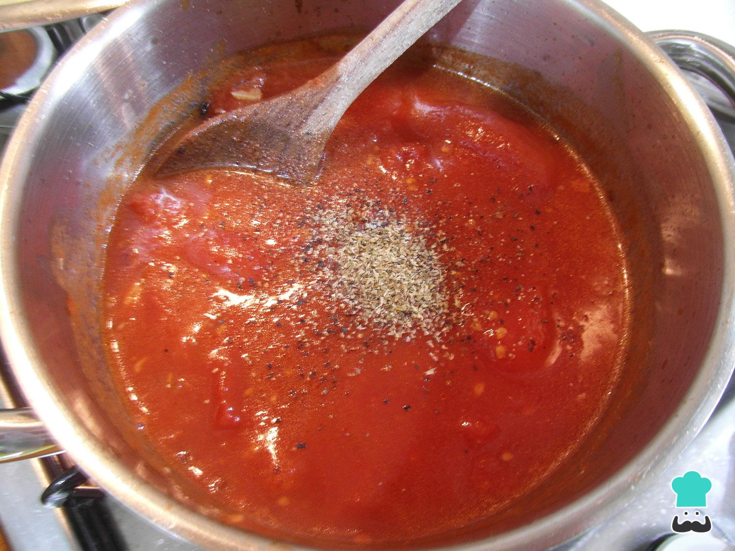 Bacalhau desfiado com batata e molho de tomate