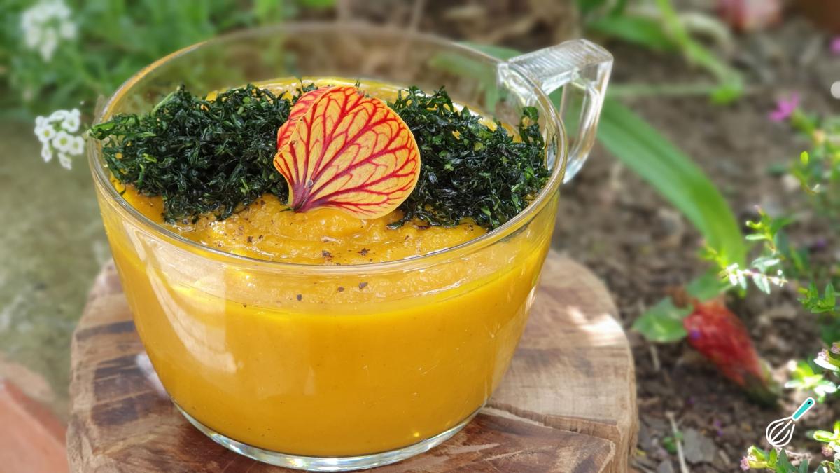 Receita de Sopa de abóbora e couve crispy