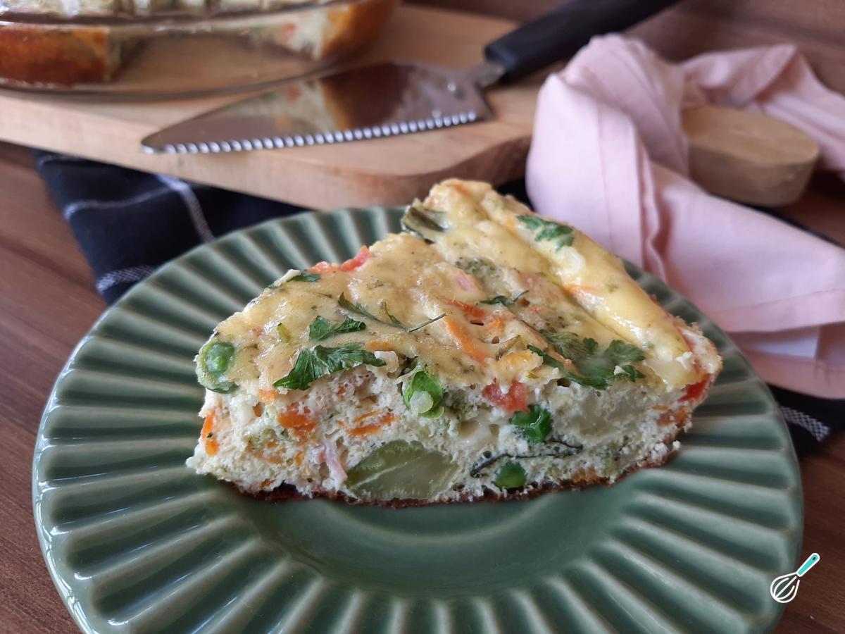Receita de O que tem na geladeira: omelete de forno com legumes e frios
