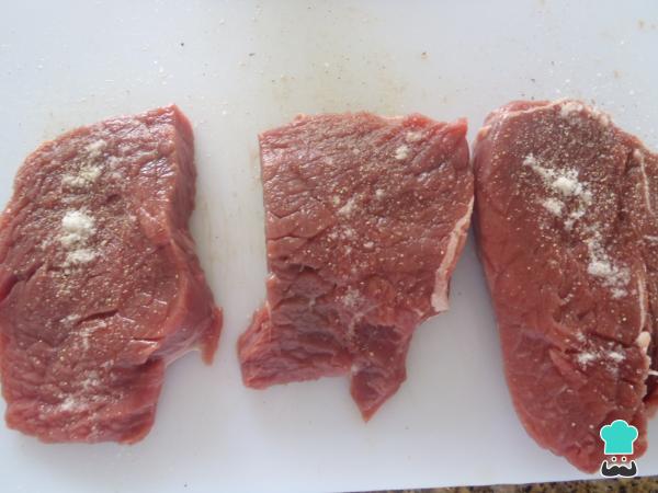 Receita de Bife acebolado com maionese - Passo 1