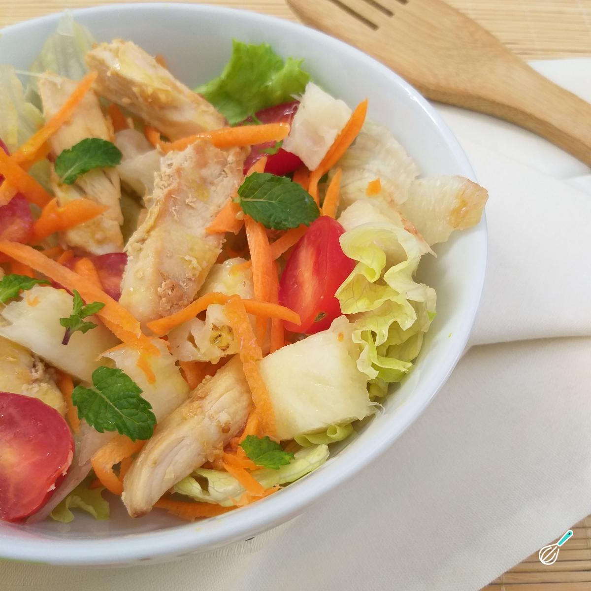 Receita de Salada tropical com frango defumado