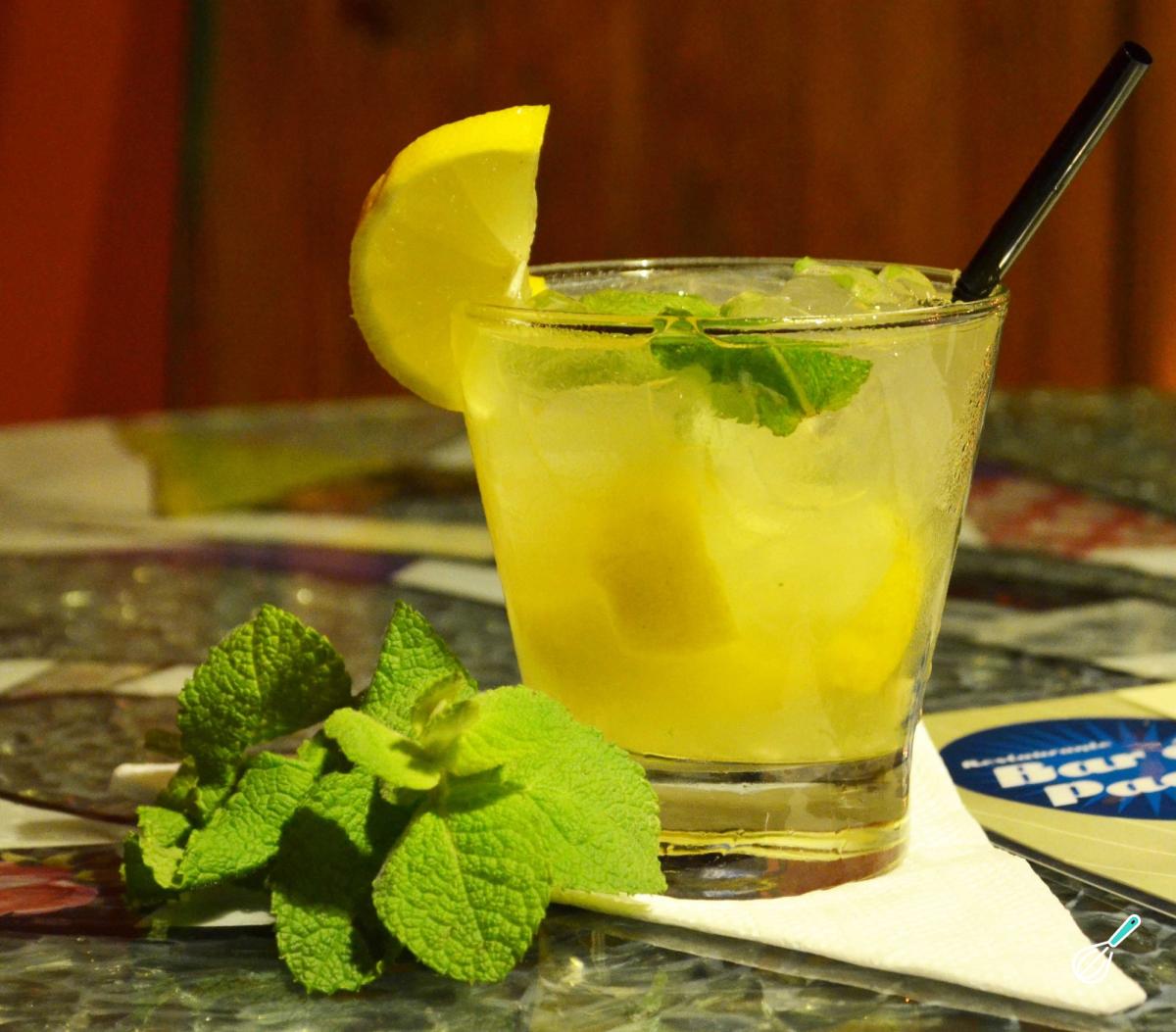 Caipirinha com limão siciliano