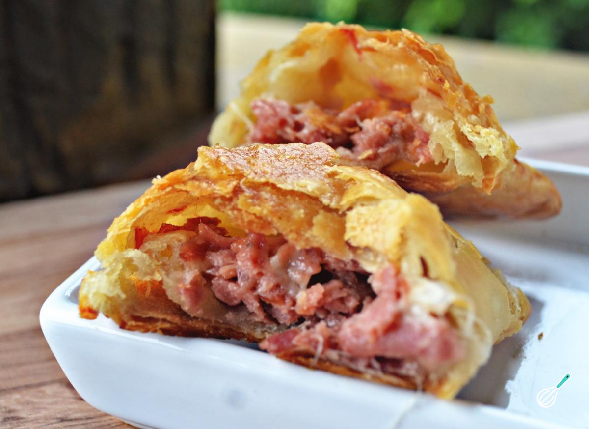 Receita de Folhado de calabresa acebolada com queijo