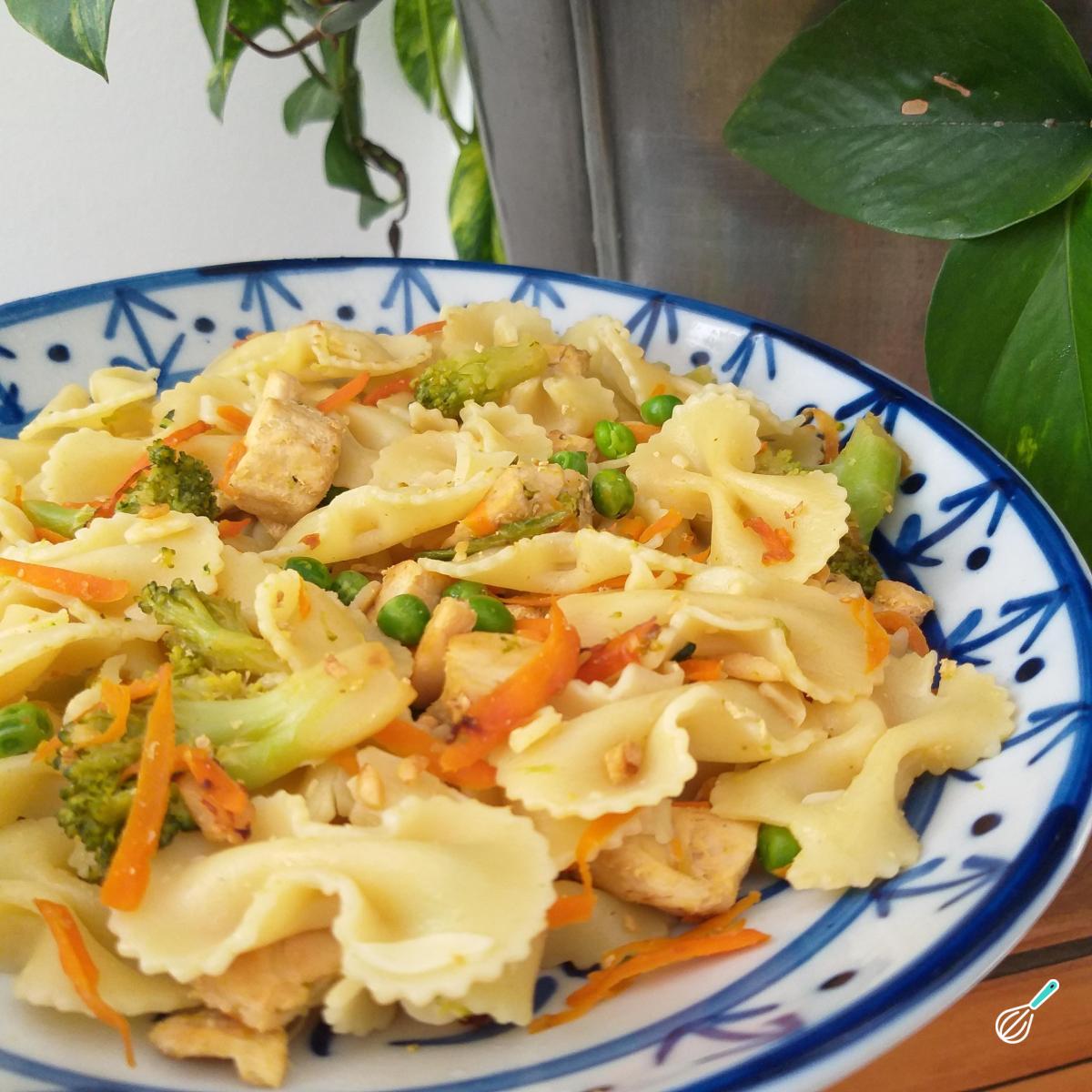 Receita de Macarrão primavera com frango e brócolis