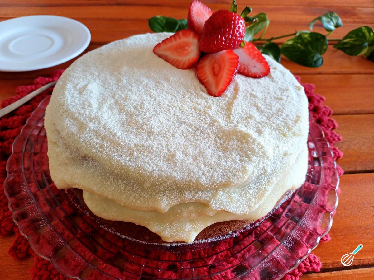 Receita de Bolo de morango com leite ninho simples